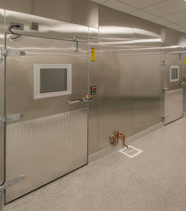 Commercial refrigerators and freezers using cellular refrigerat ion monitoring